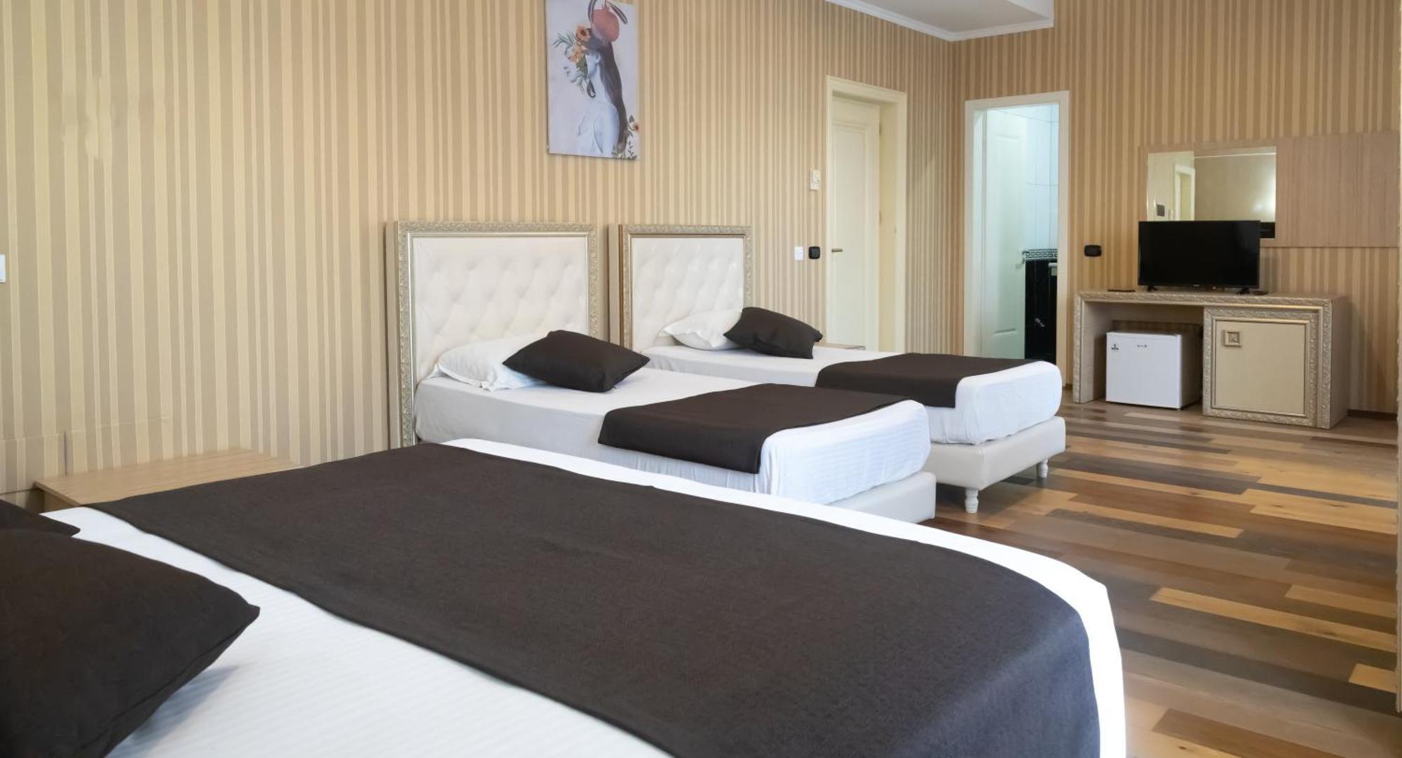 Amh Hotel Durres Exterior photo
